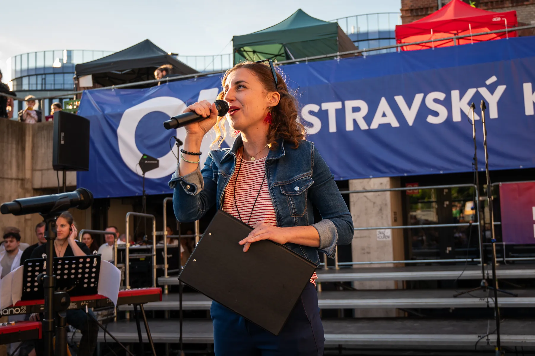 Daniela Walová moderuje na pódiu